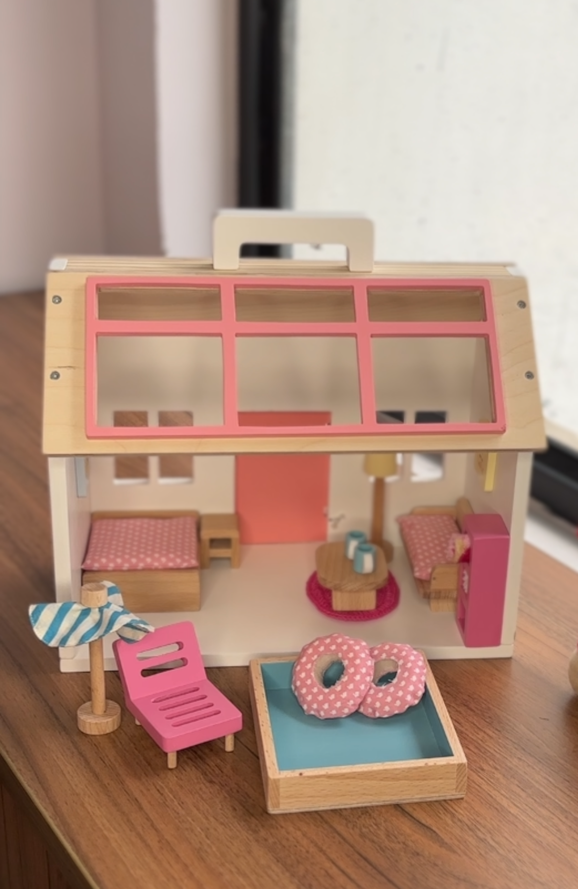 Pop’s Pool Side Villa - Mini doll house